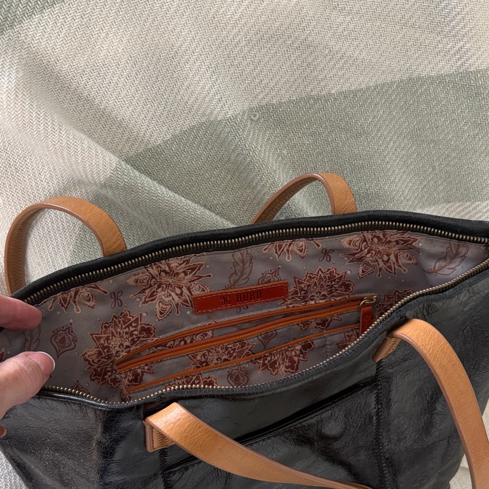 HOBO Black Leather Shoulder Bag with Tan Straps - Picture 2 of 2
